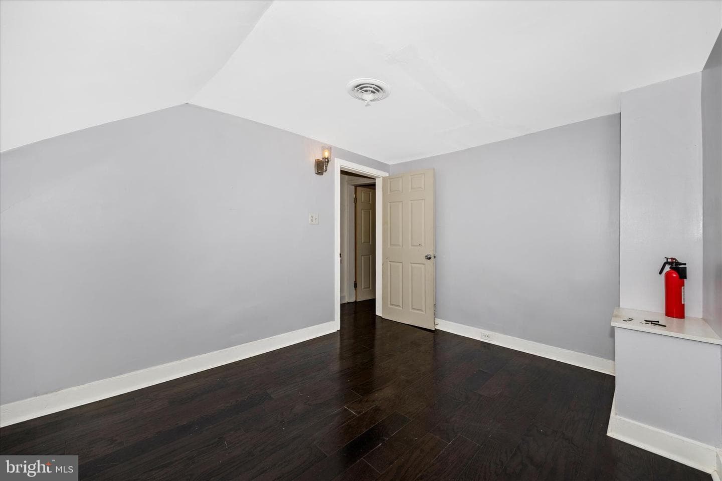 467 W South St photo 30