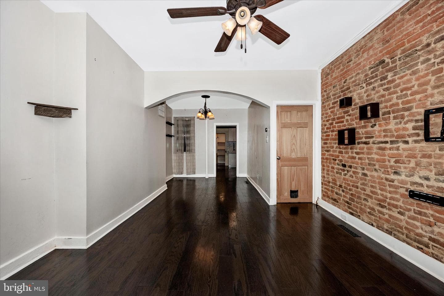 467 W South St photo 7