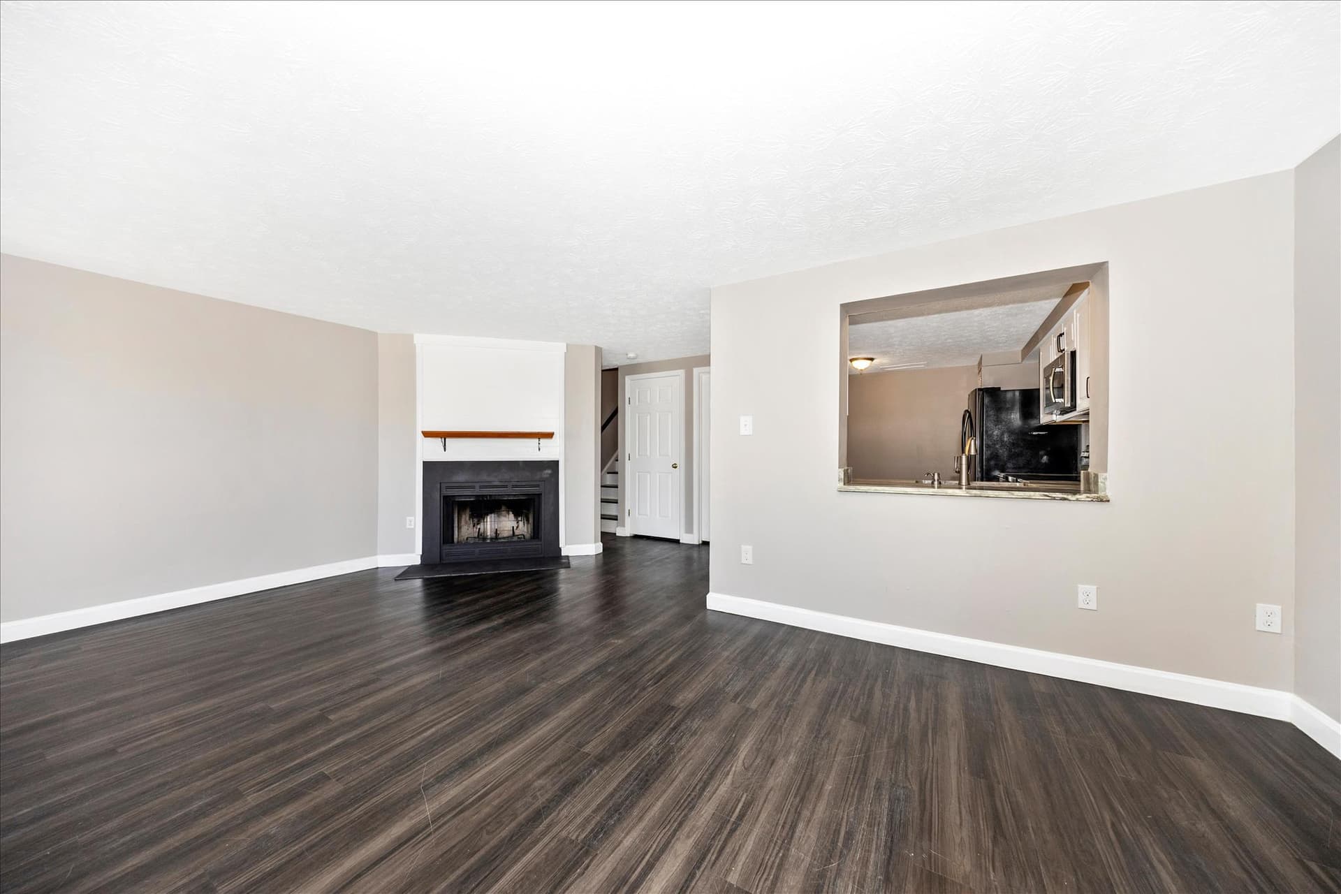 572 Hollyberry Way photo 3