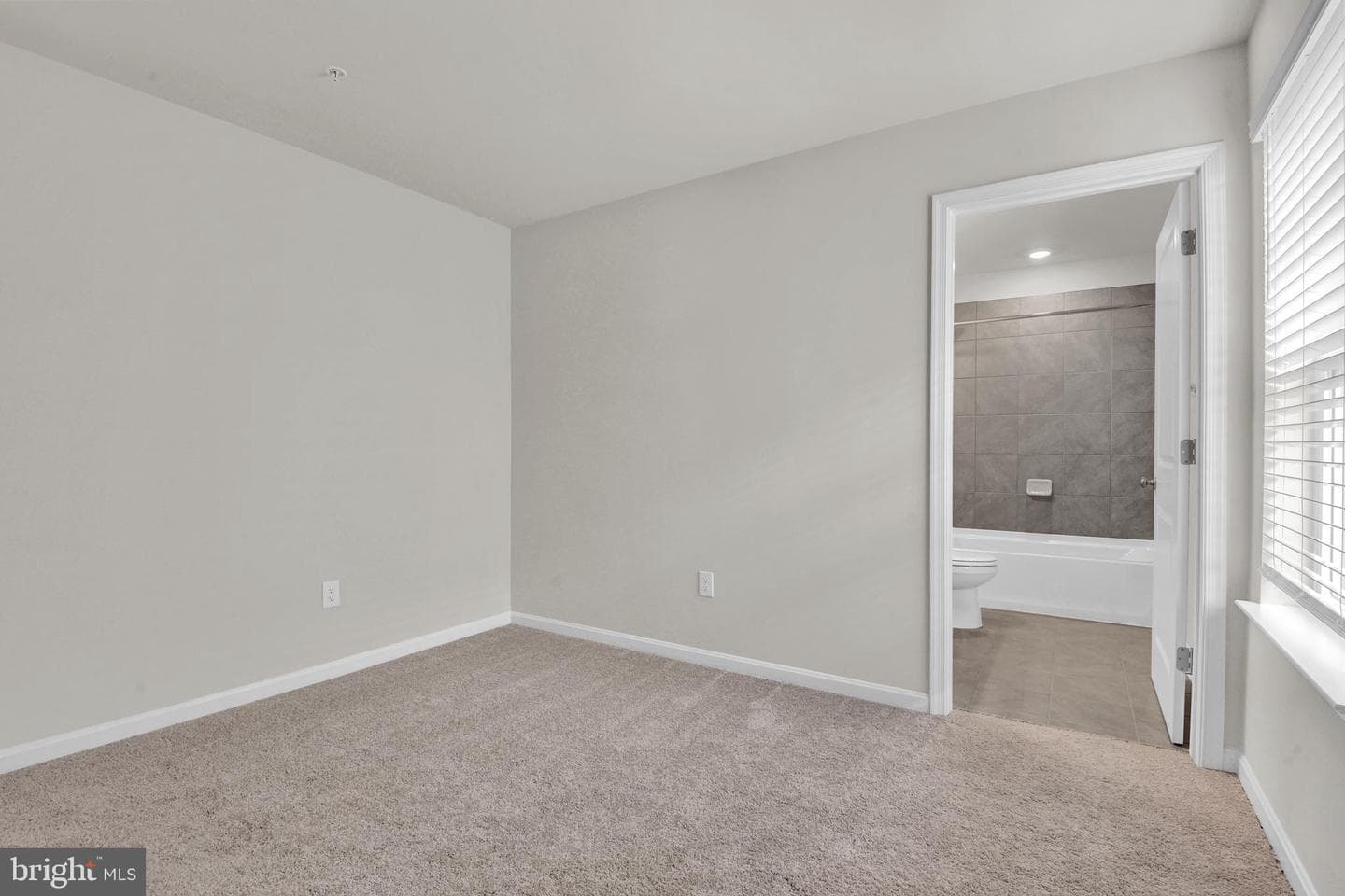 456 Hanson Street photo 16