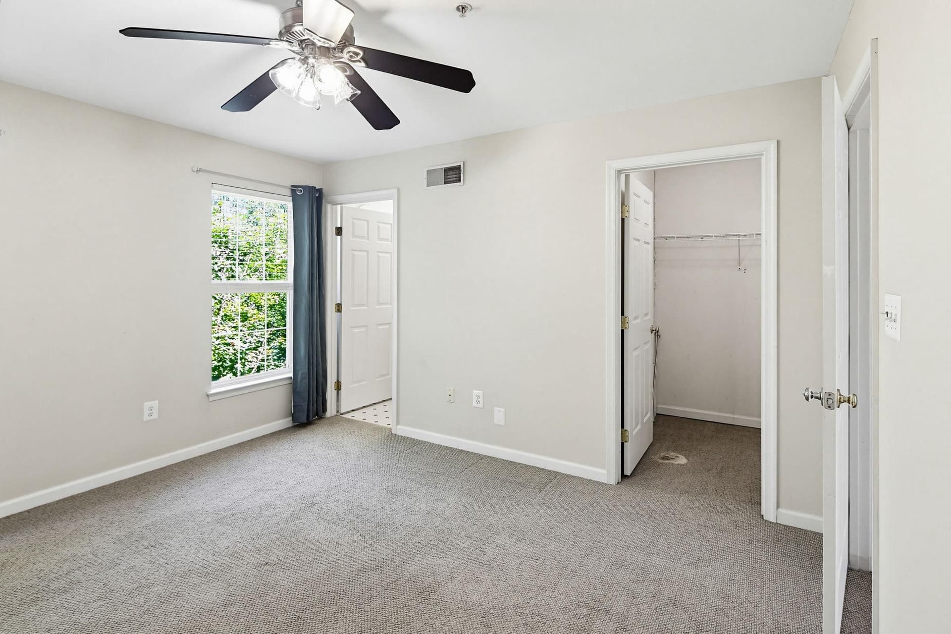 570 Eisenhower Drive photo 13