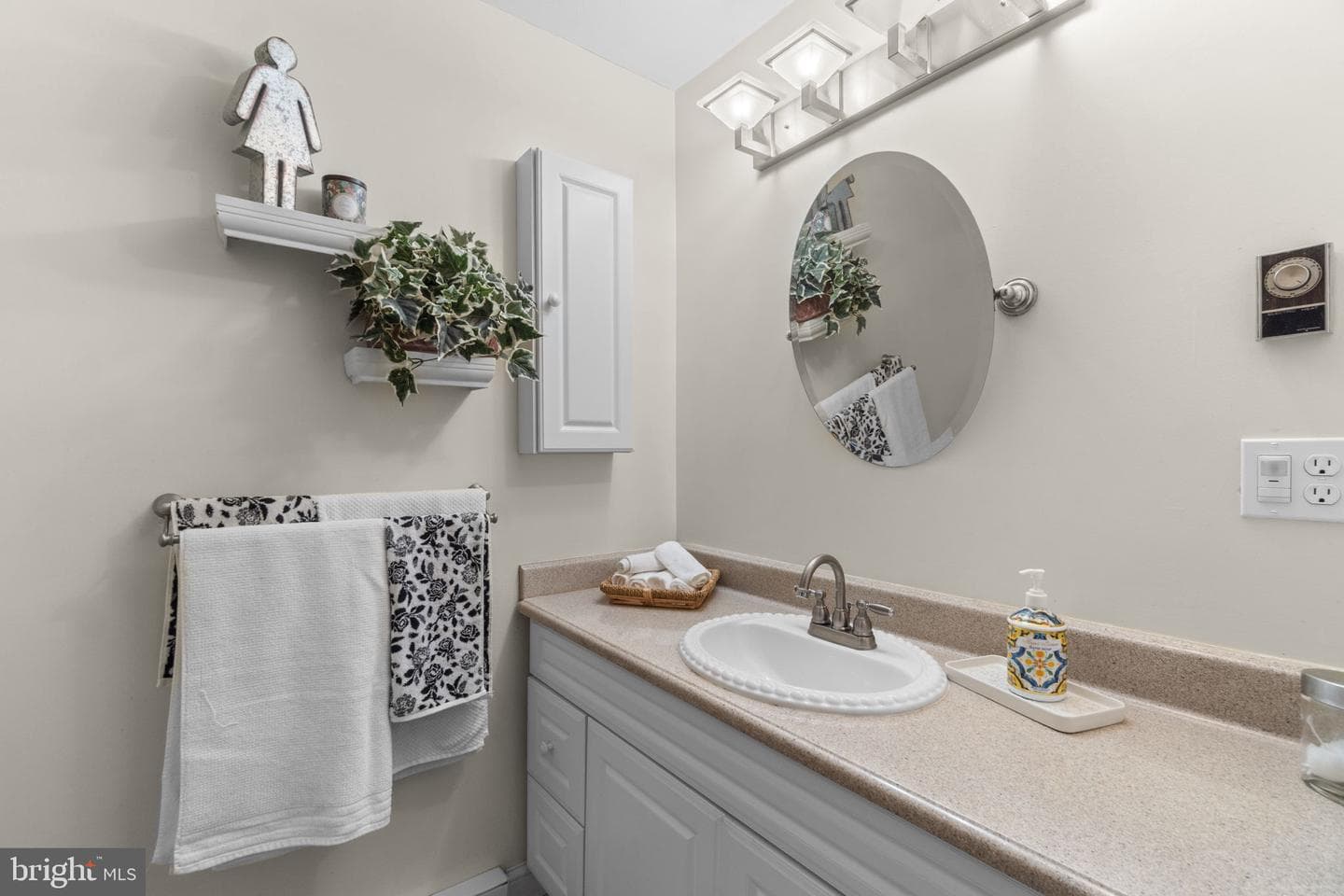 13724 Hillside Avenue photo 25