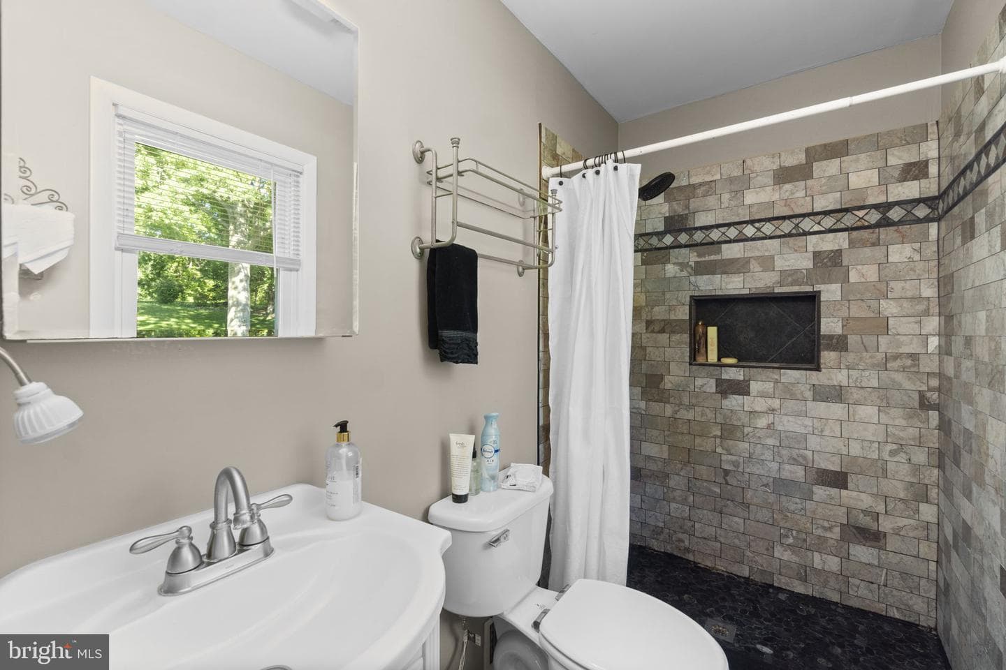 13724 Hillside Avenue photo 32