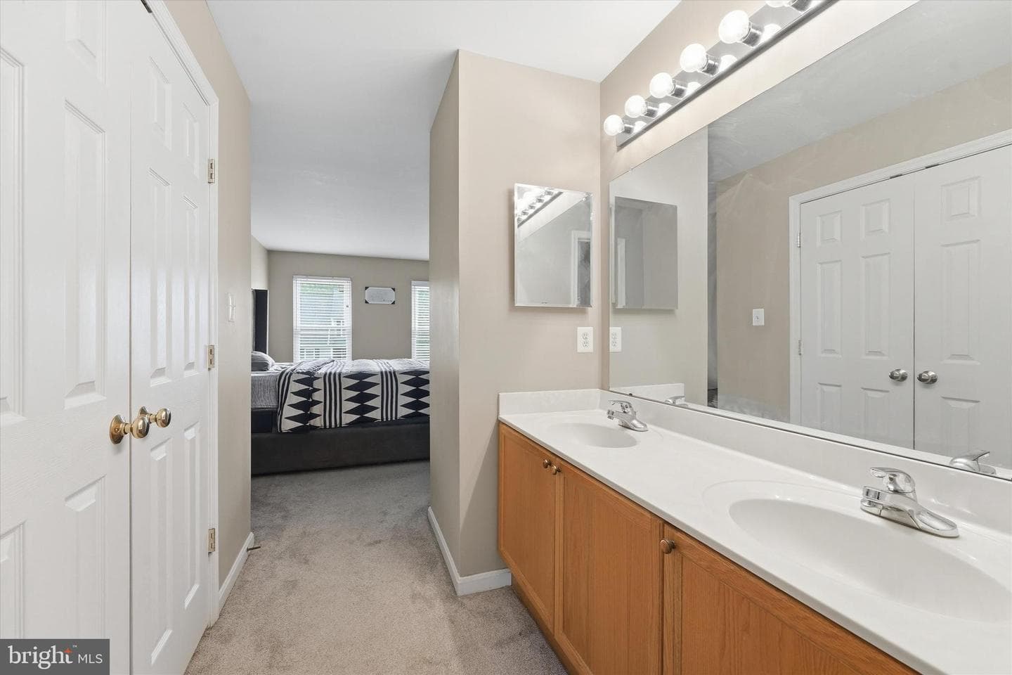 2402 Shaker Lane photo 36