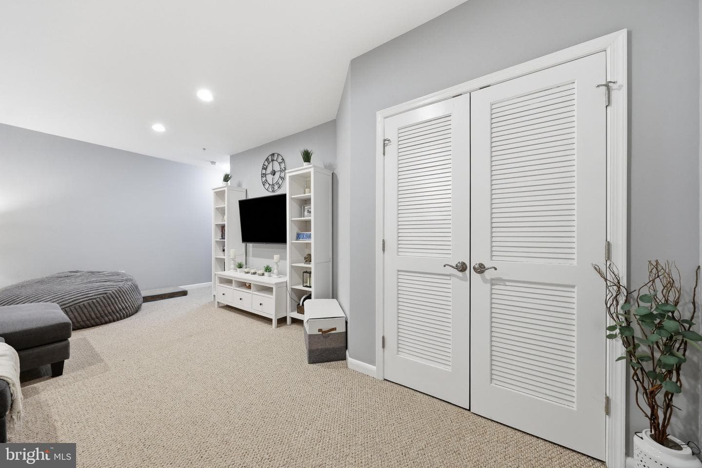 514 Bentz Street N photo 38