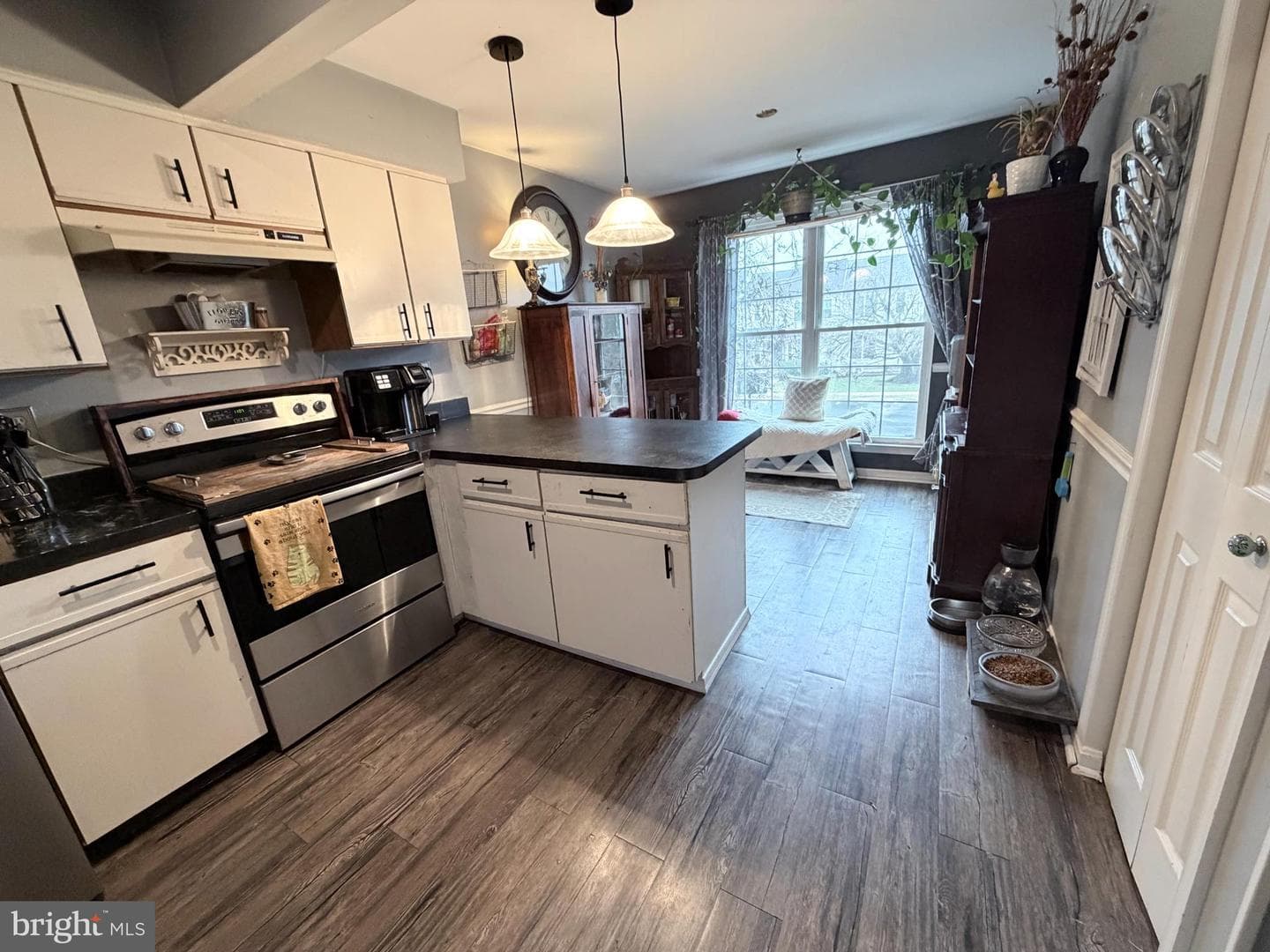 735 Farnham Place photo 9