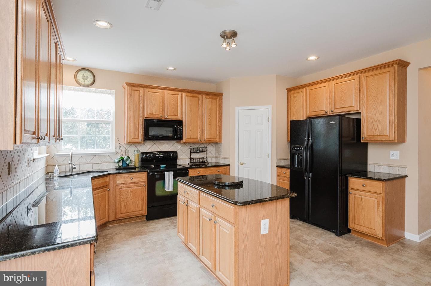 555 Beards Hill Road photo 27