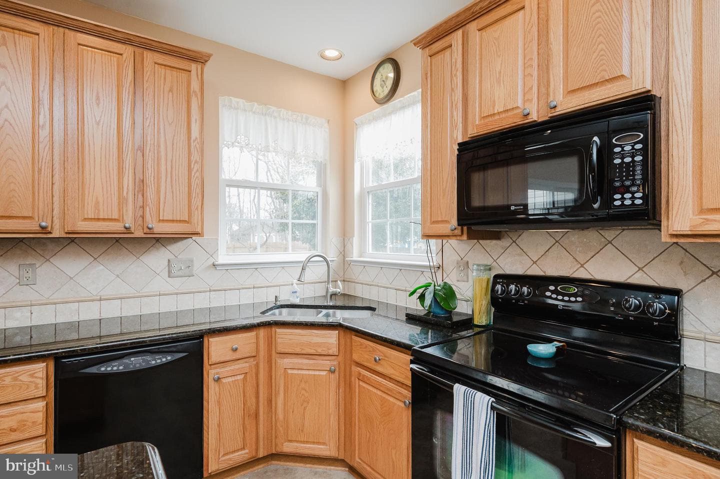 555 Beards Hill Road photo 31