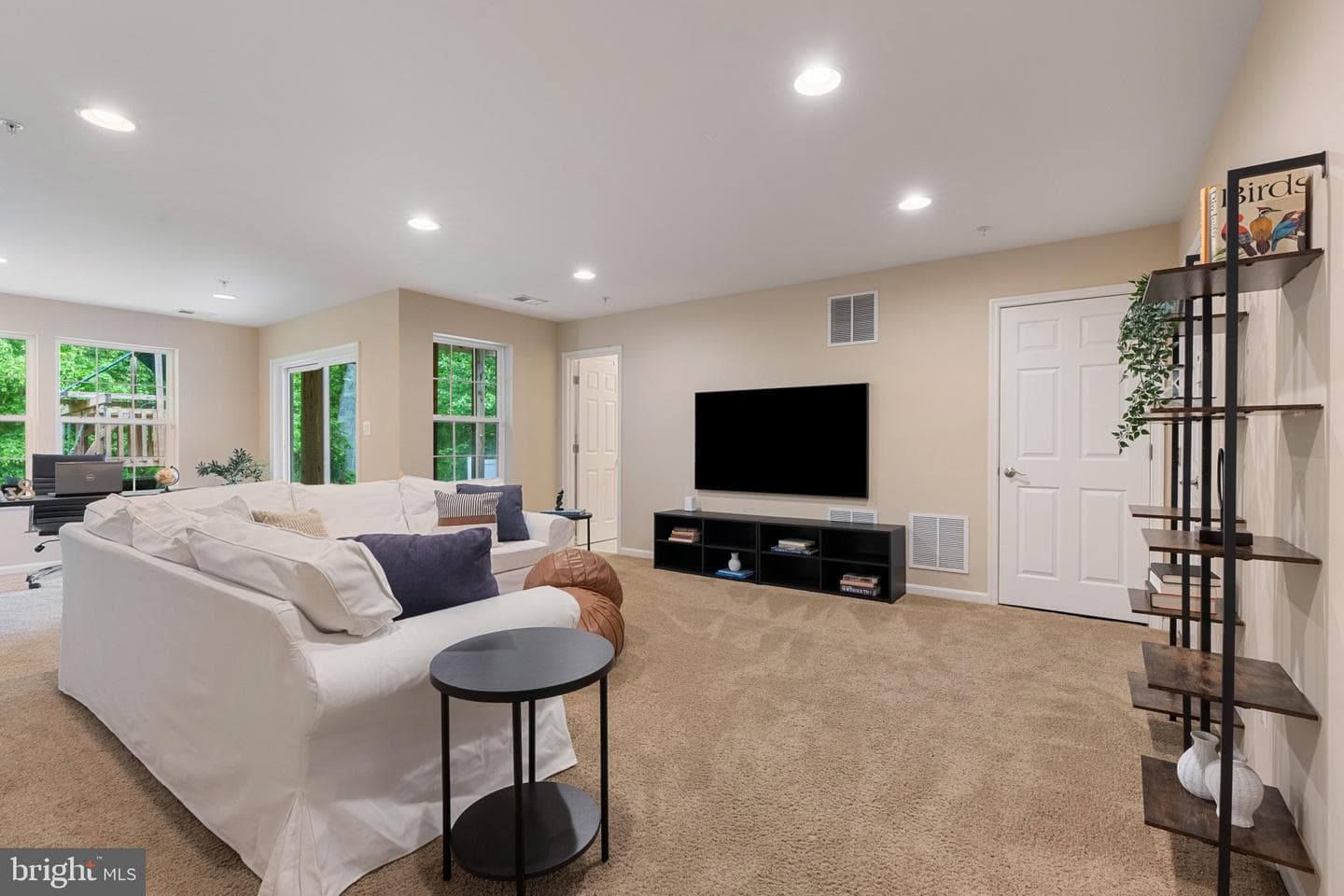 232 Mohegan Drive photo 4