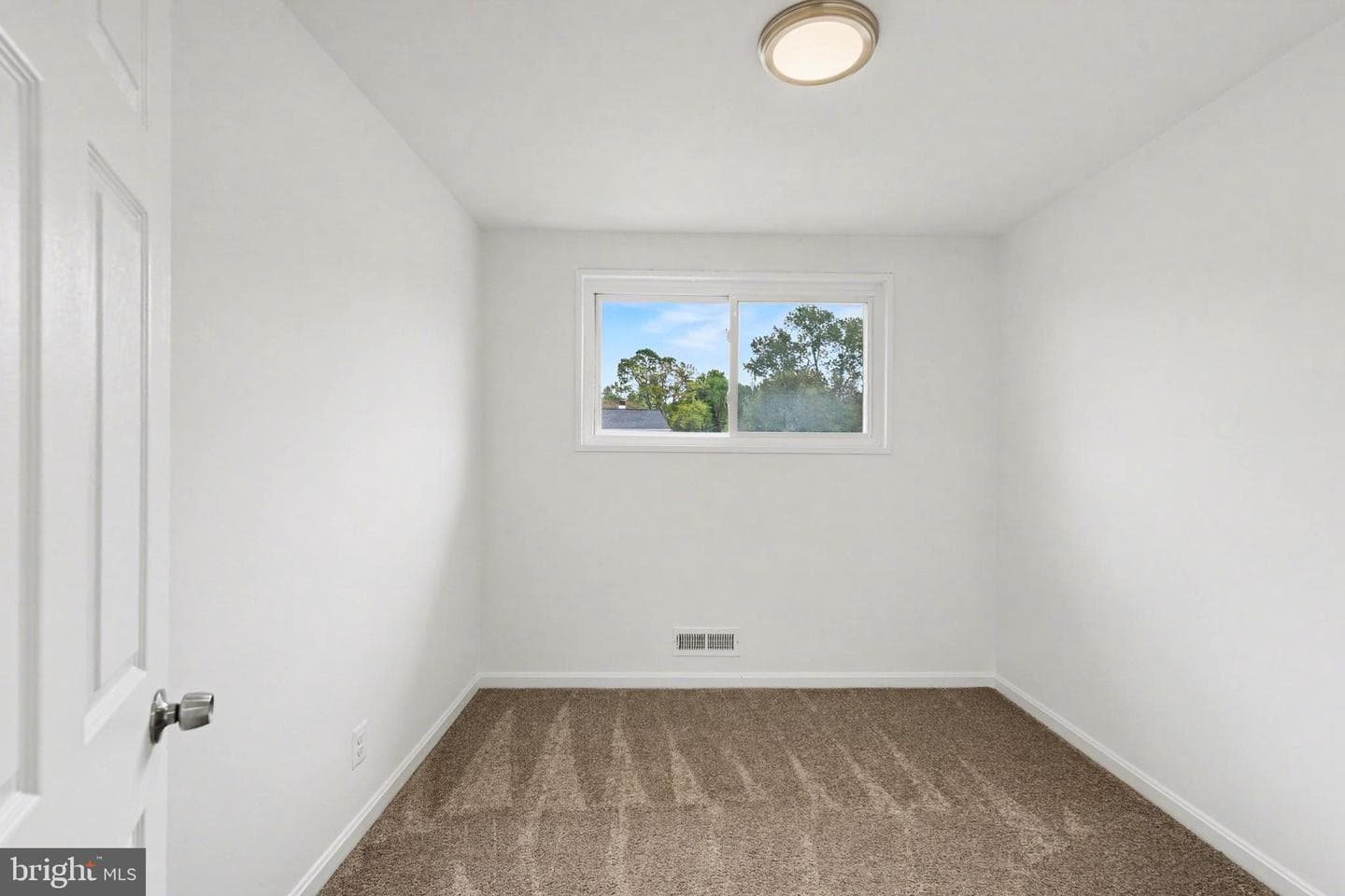 642 Walker Street photo 13
