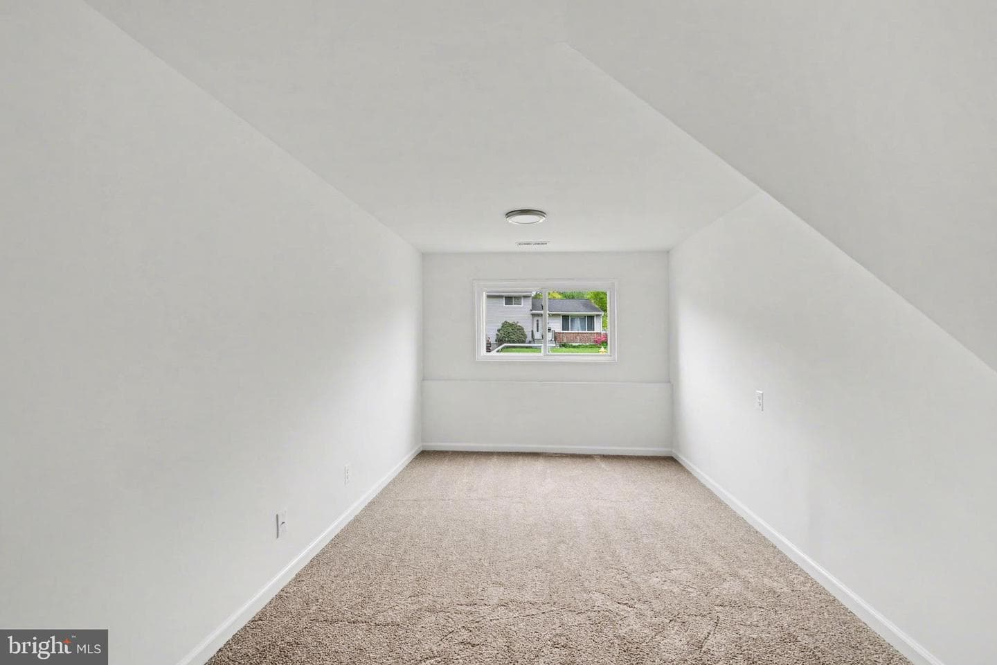 642 Walker Street photo 16