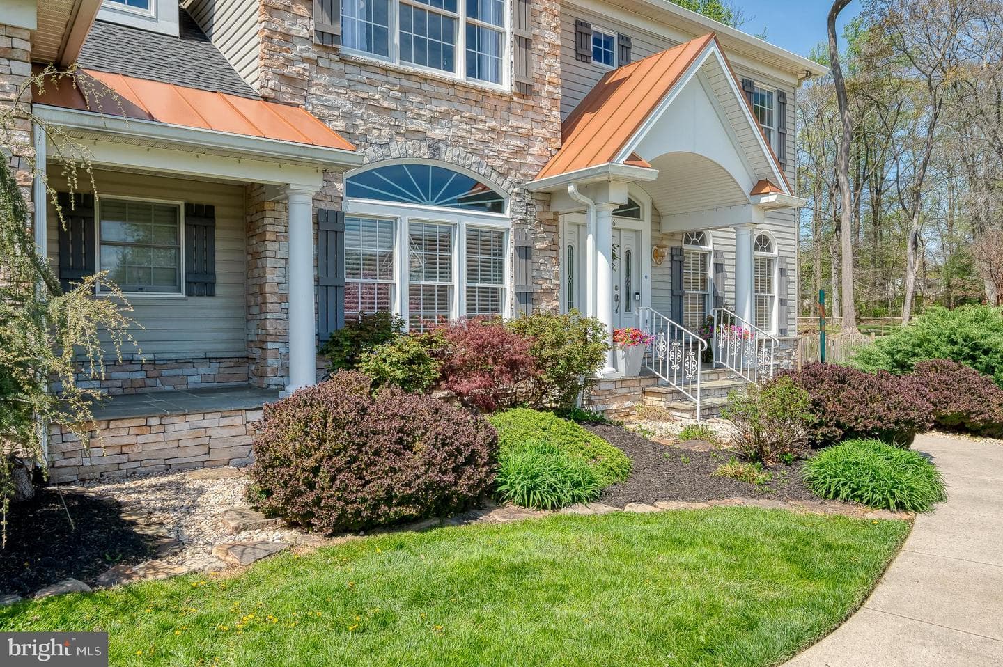 1216 Bluebird Court W photo 4