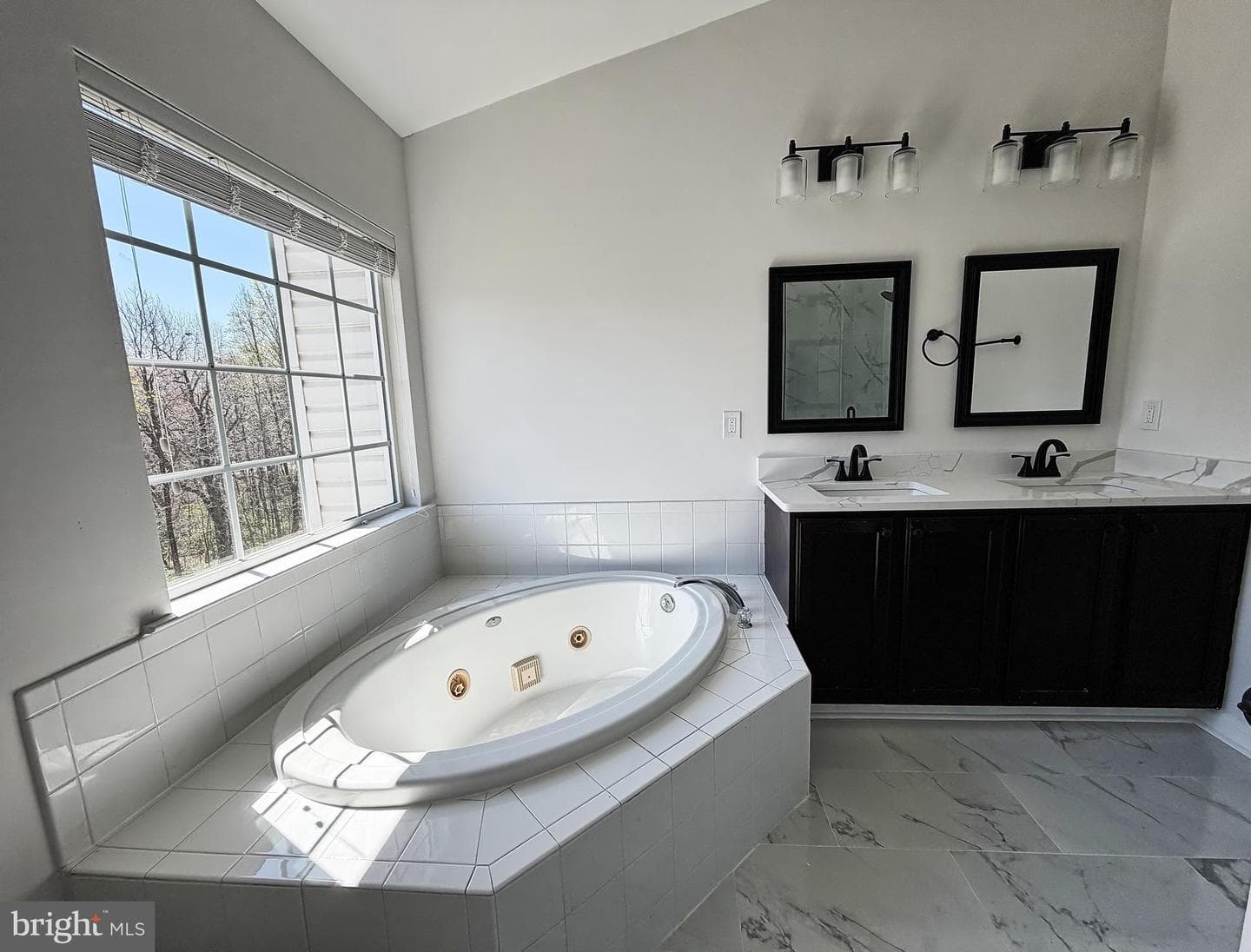1816 Graymount Way photo 11