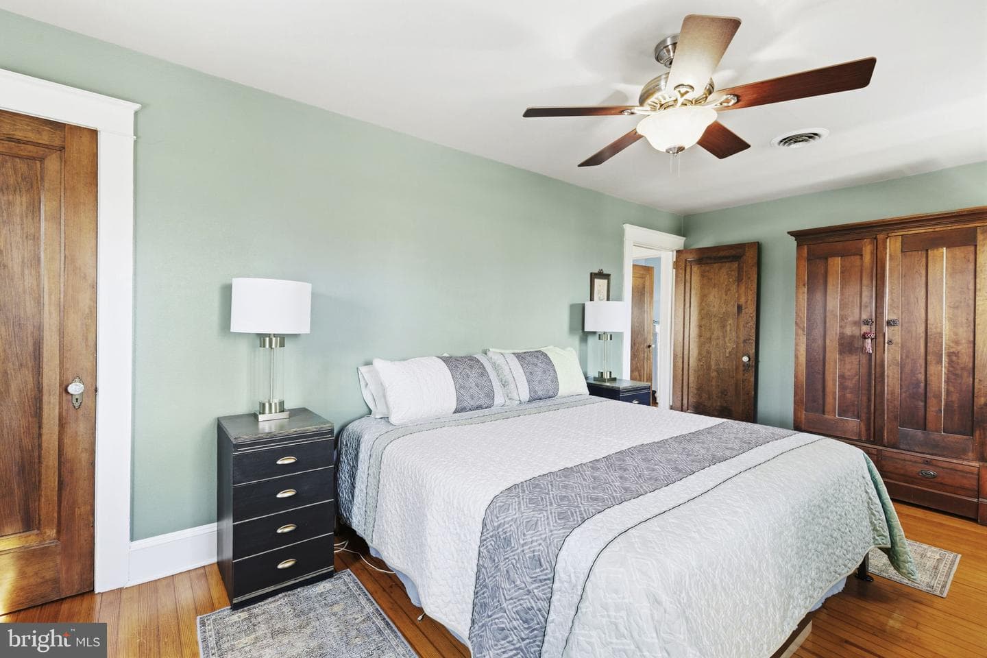 555 Giles Street photo 20