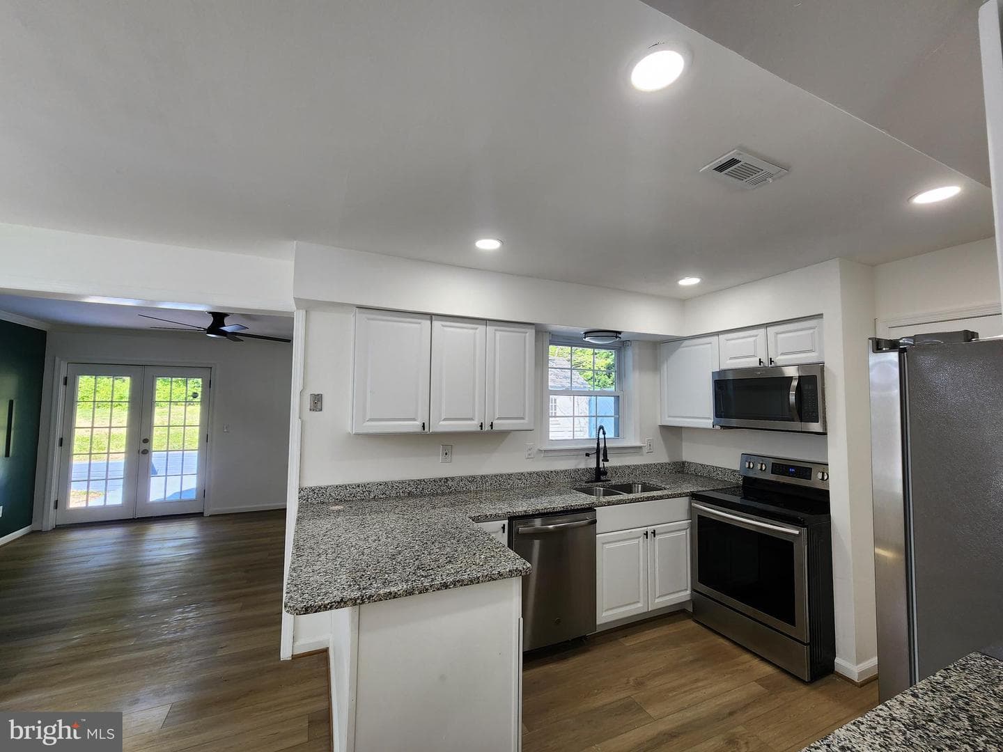 1206 Caldwell Court S photo 9