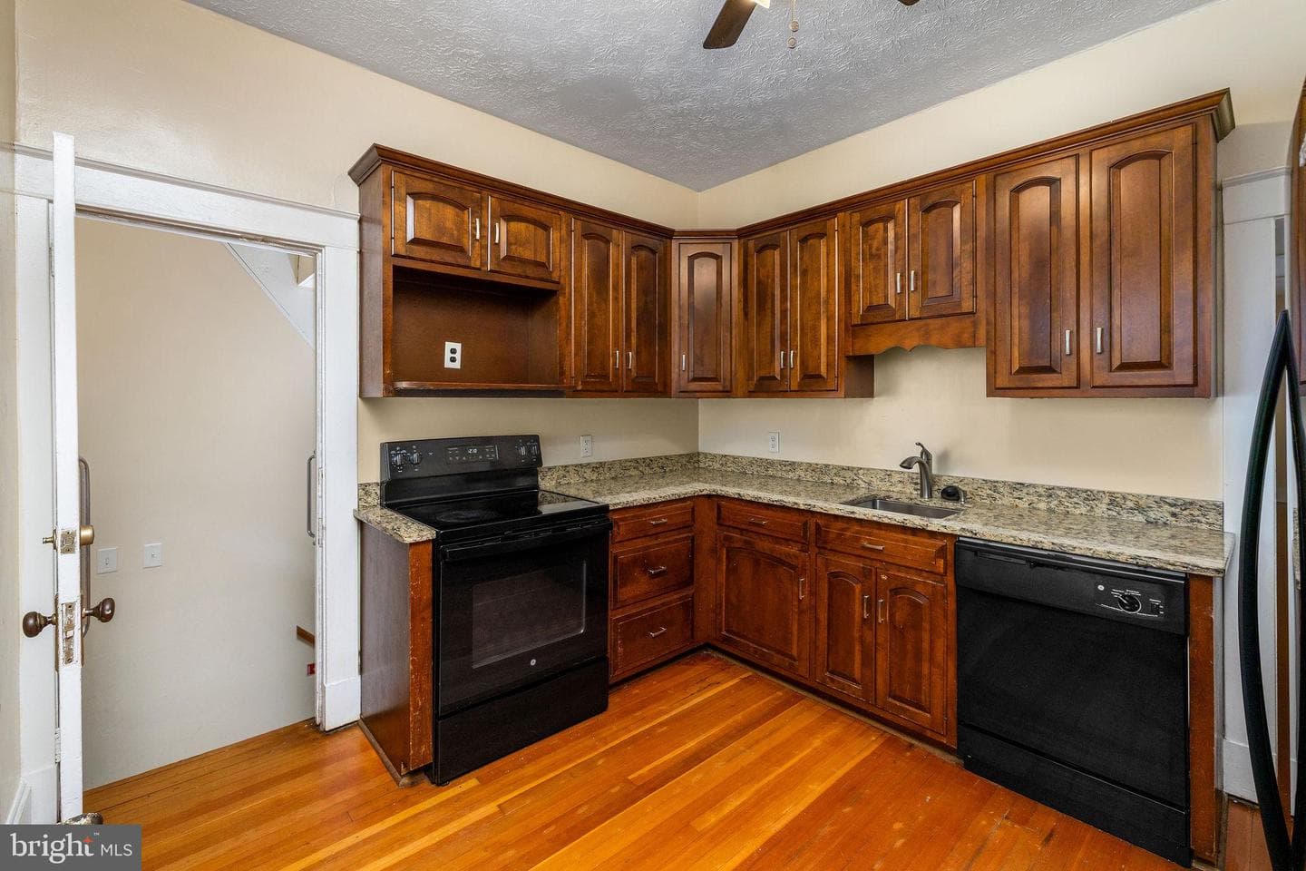 729 Revolution St photo 6