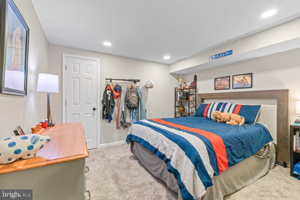 703 Macphail Court N photo 41
