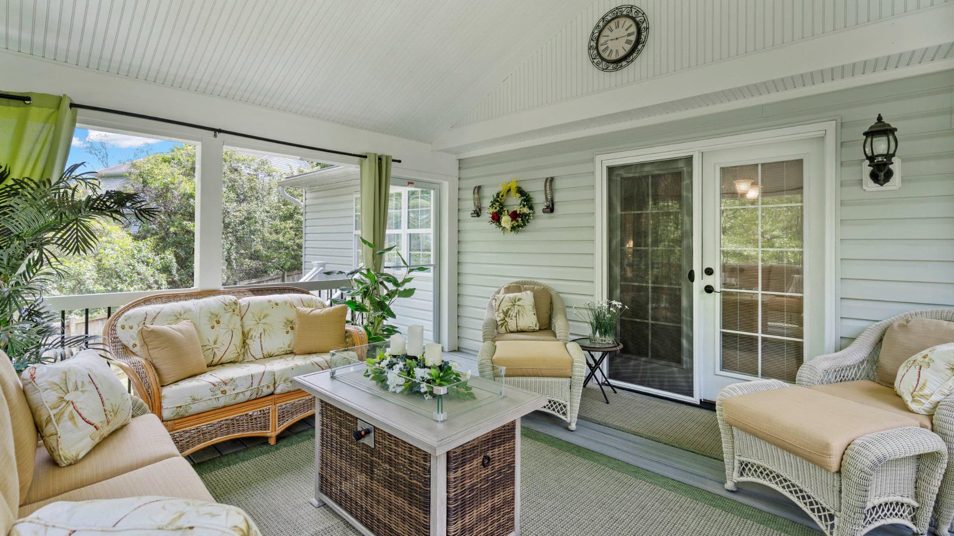 405 Devonshire Court photo 28
