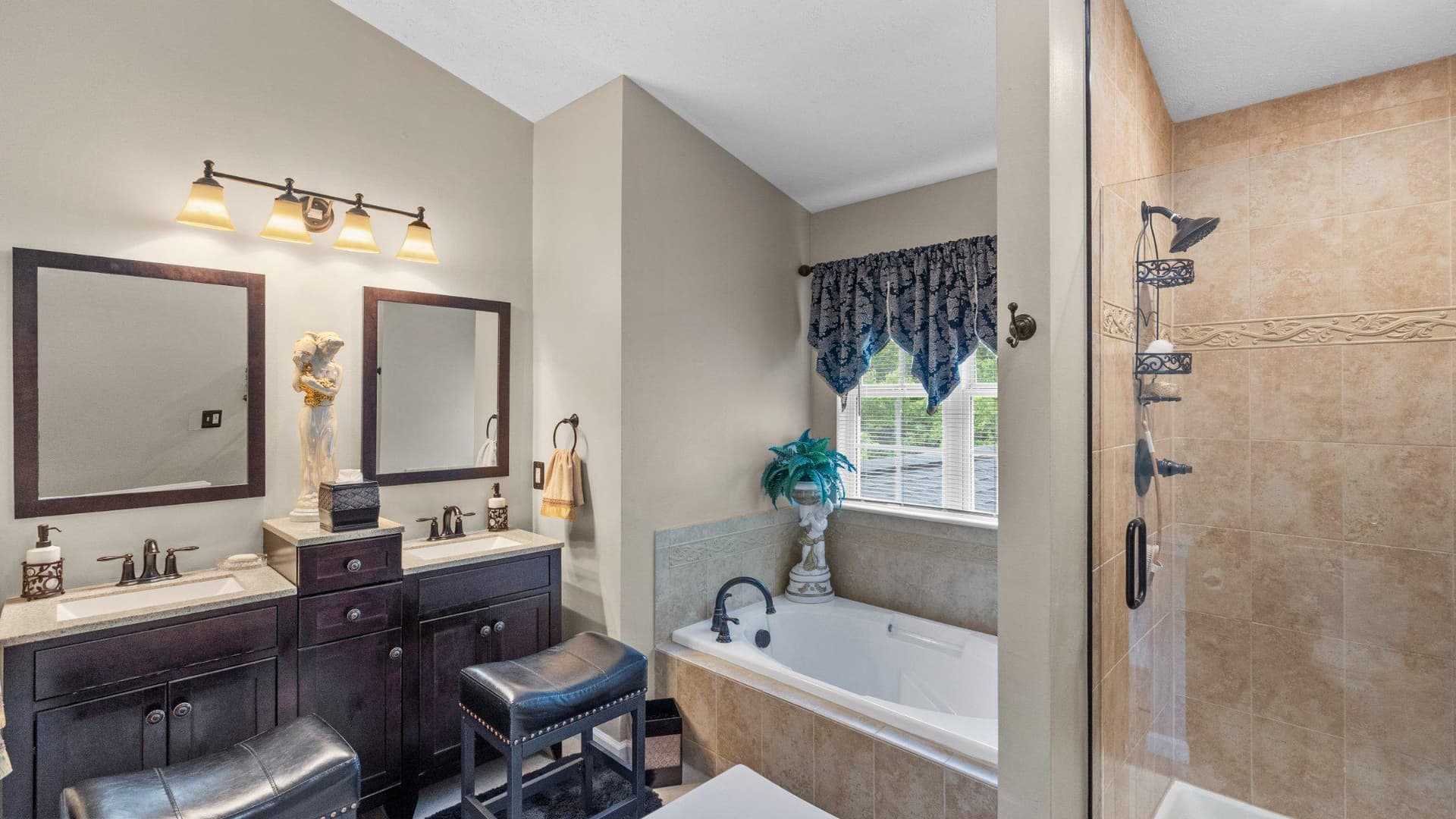 405 Devonshire Court photo 32