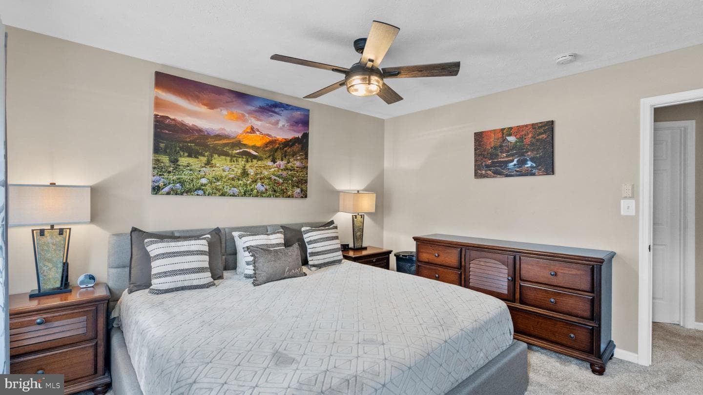 405 Devonshire Court photo 35