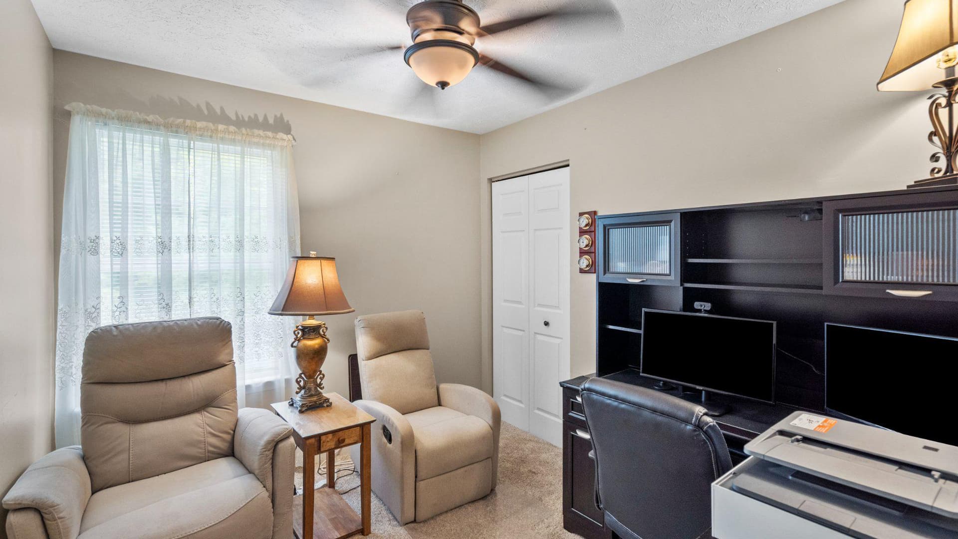 405 Devonshire Court photo 36