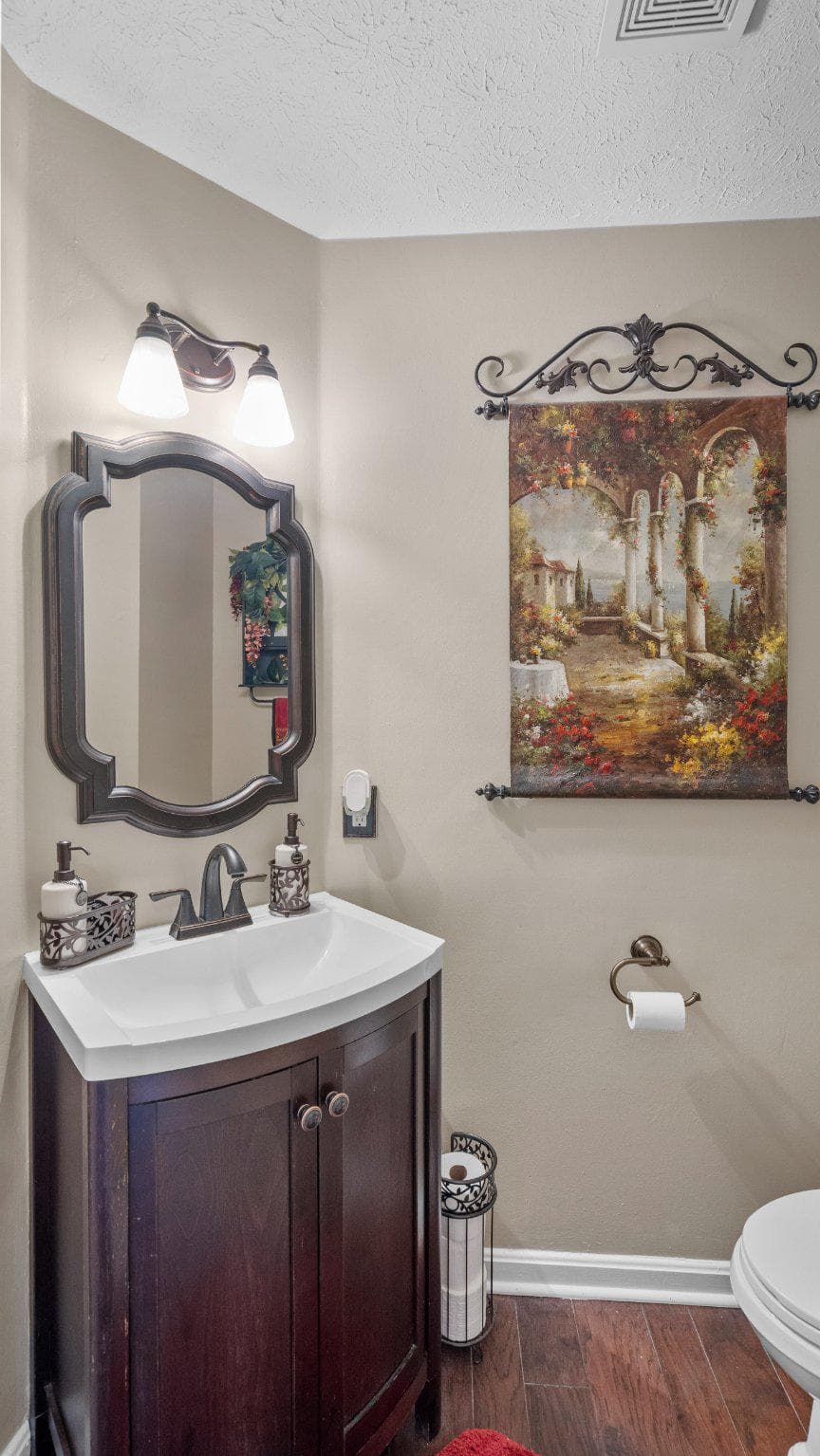 405 Devonshire Court photo 9