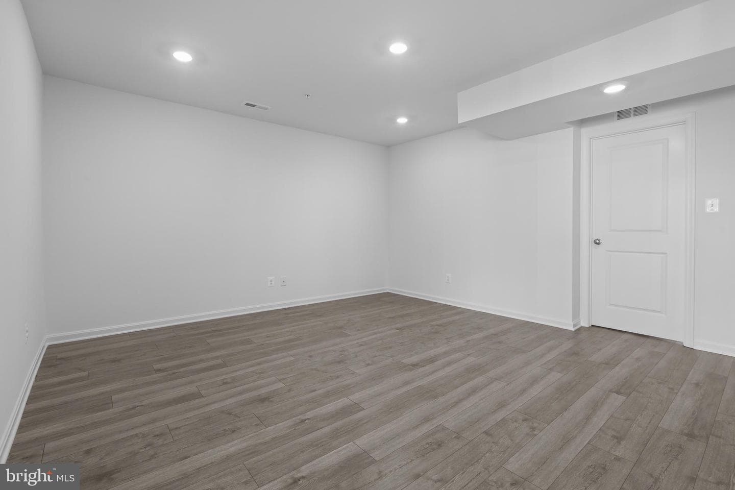 379 Hackley Drive photo 4