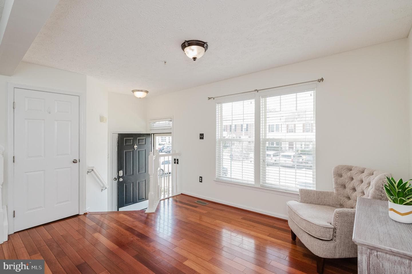 434 Rose Way photo 4