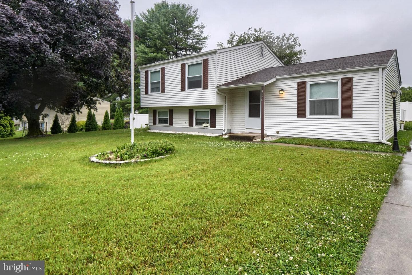1520 Meadowcrest Court photo 4