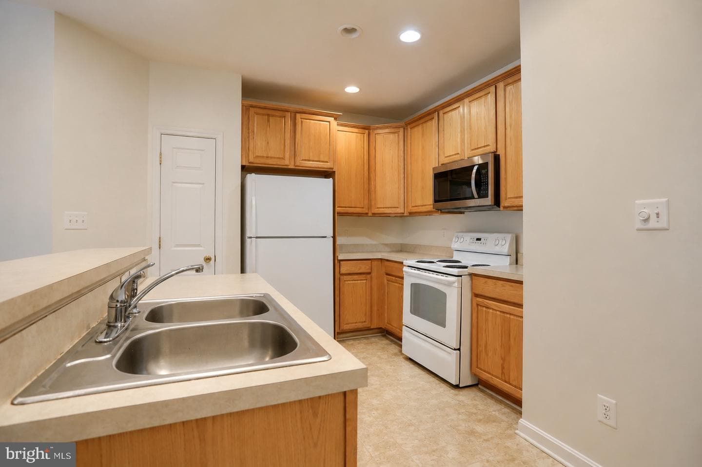 1670 Mohegan Drive #E photo 4