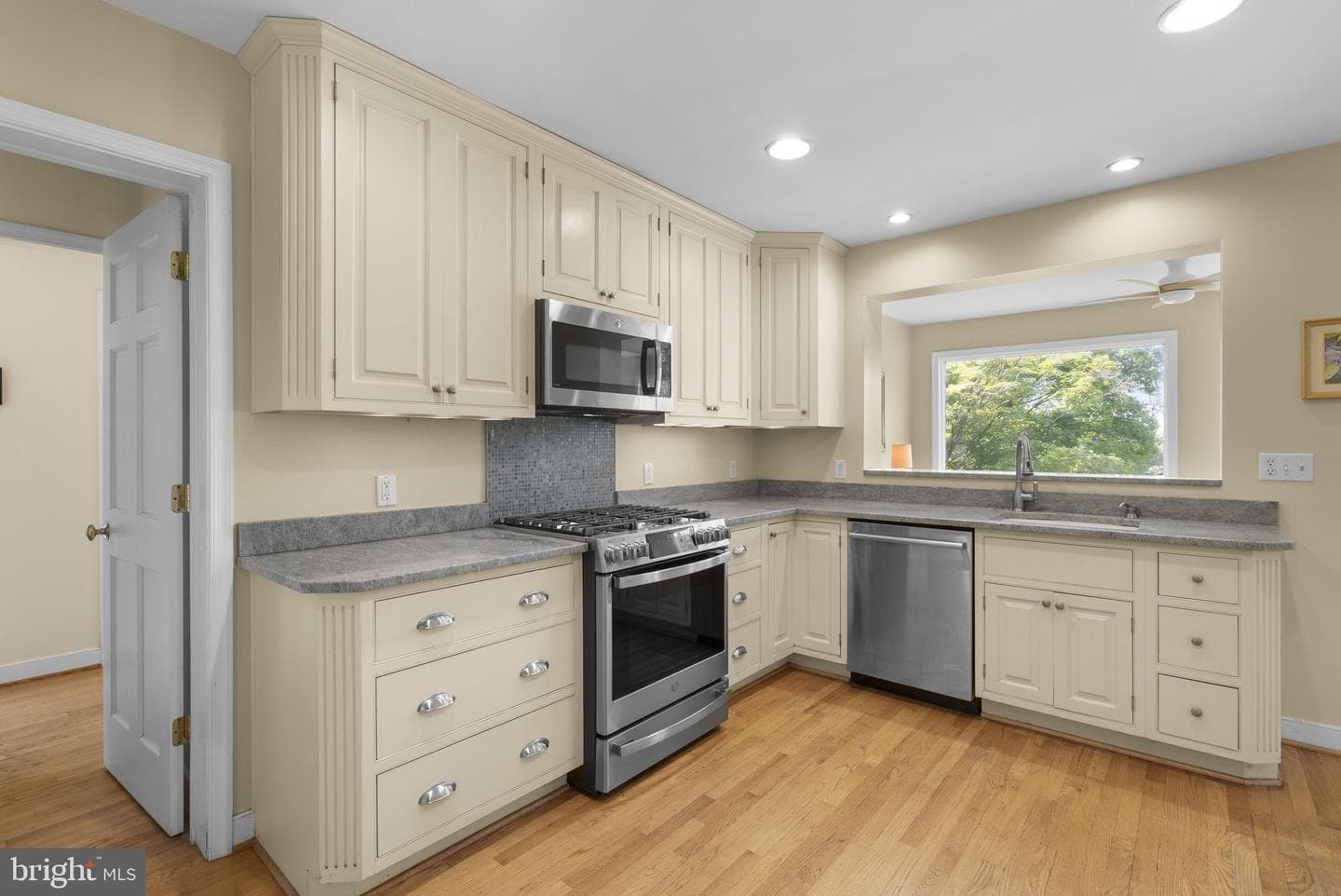 14697 Roxbury Road photo 10