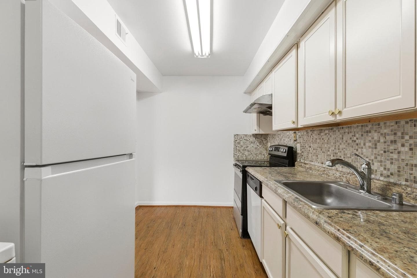 9075 N Laurel Road #o photo 16