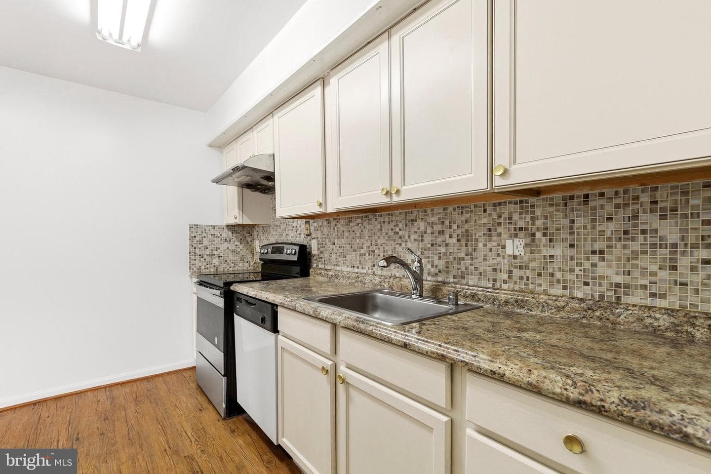 9075 N Laurel Road #o photo 17