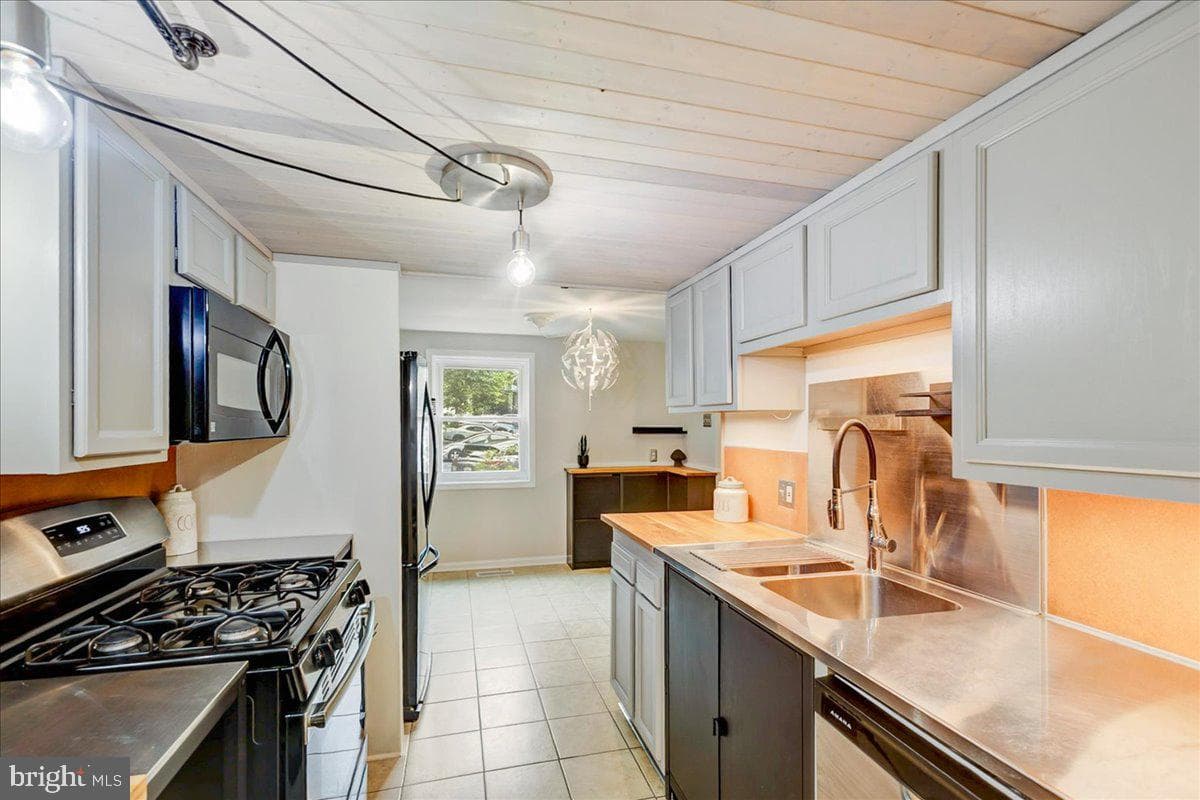 5496 Endicott Lane photo 8