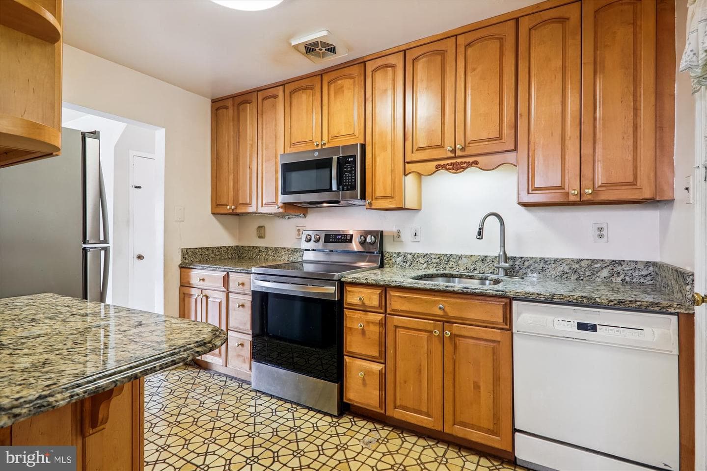 9507 Adelphi Road photo 12