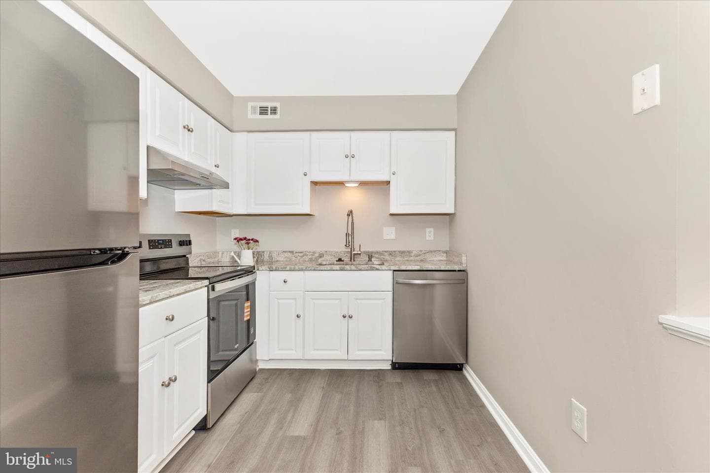 2861 Shepperton Terrace photo 14