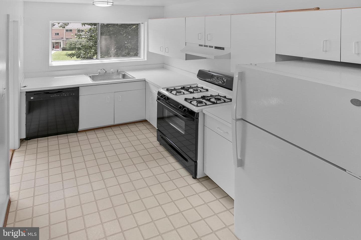 10626 Weymouth Street #204 photo 32