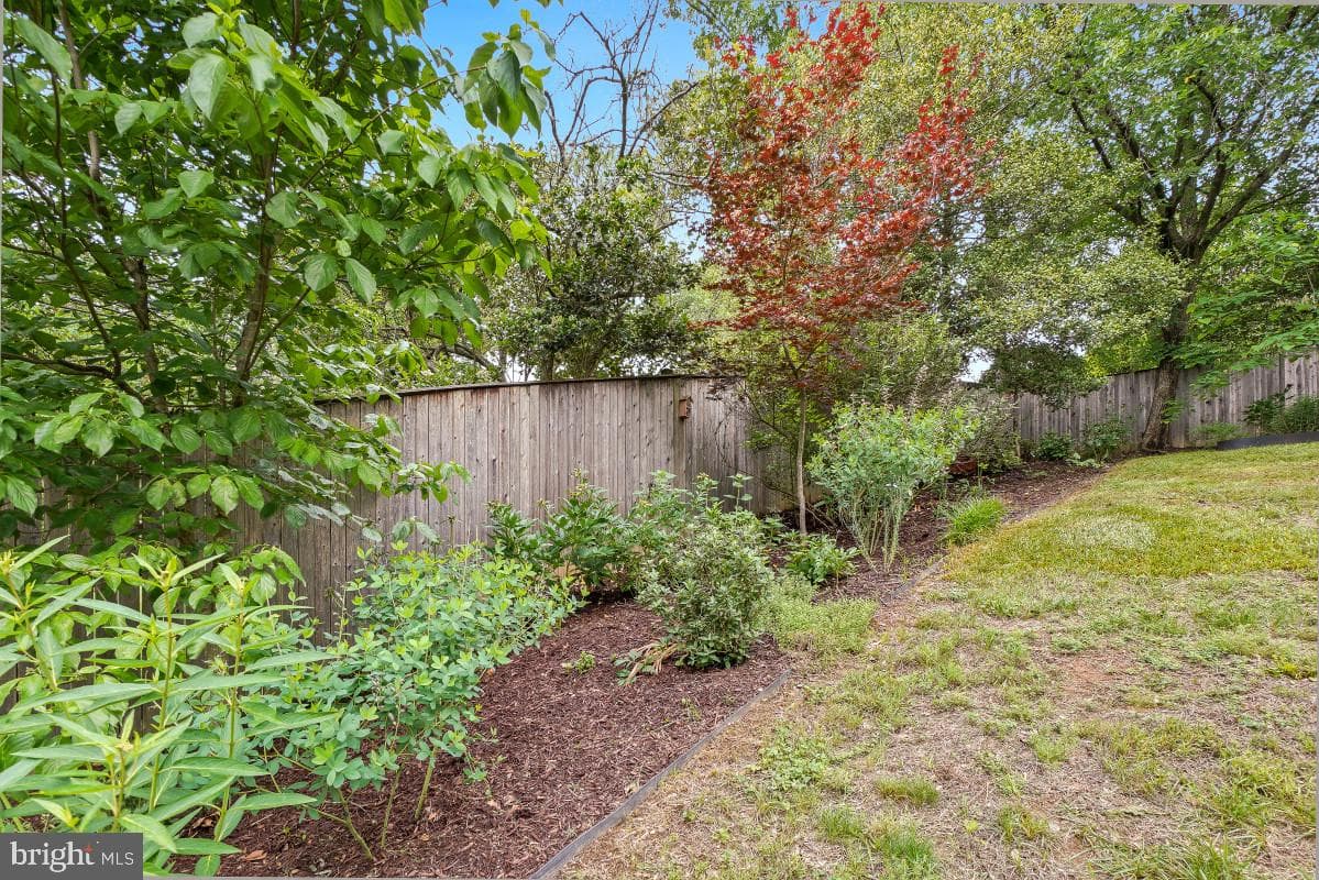 827 Caddington Avenue photo 44