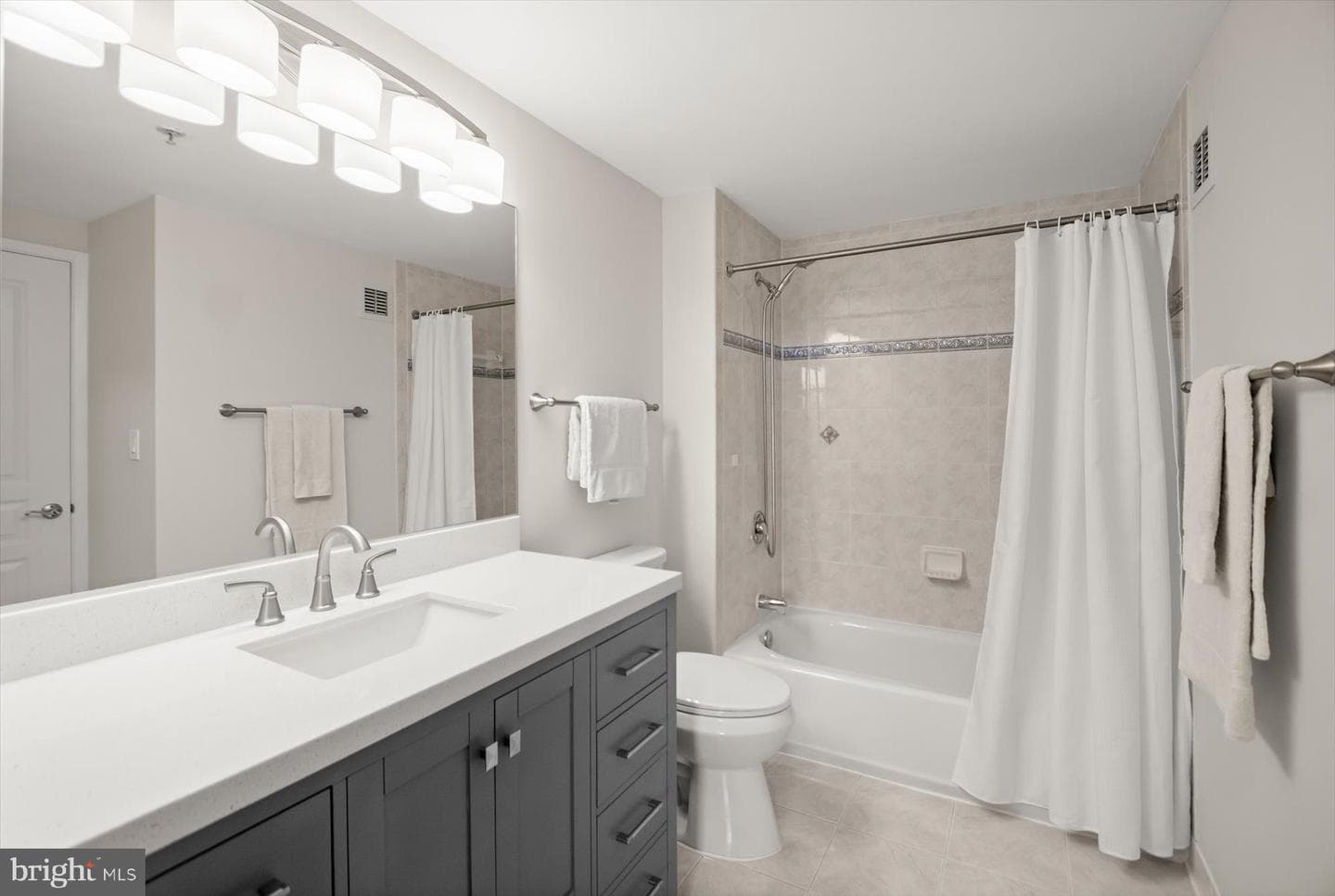7111 Woodmont Avenue #402 photo 17
