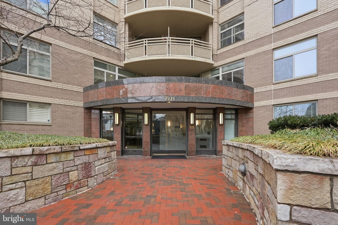 7111 Woodmont Avenue #518 photo 4