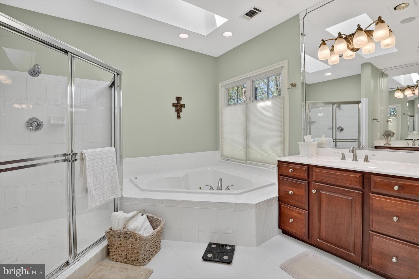 5807 Grosvenor Lane photo 35