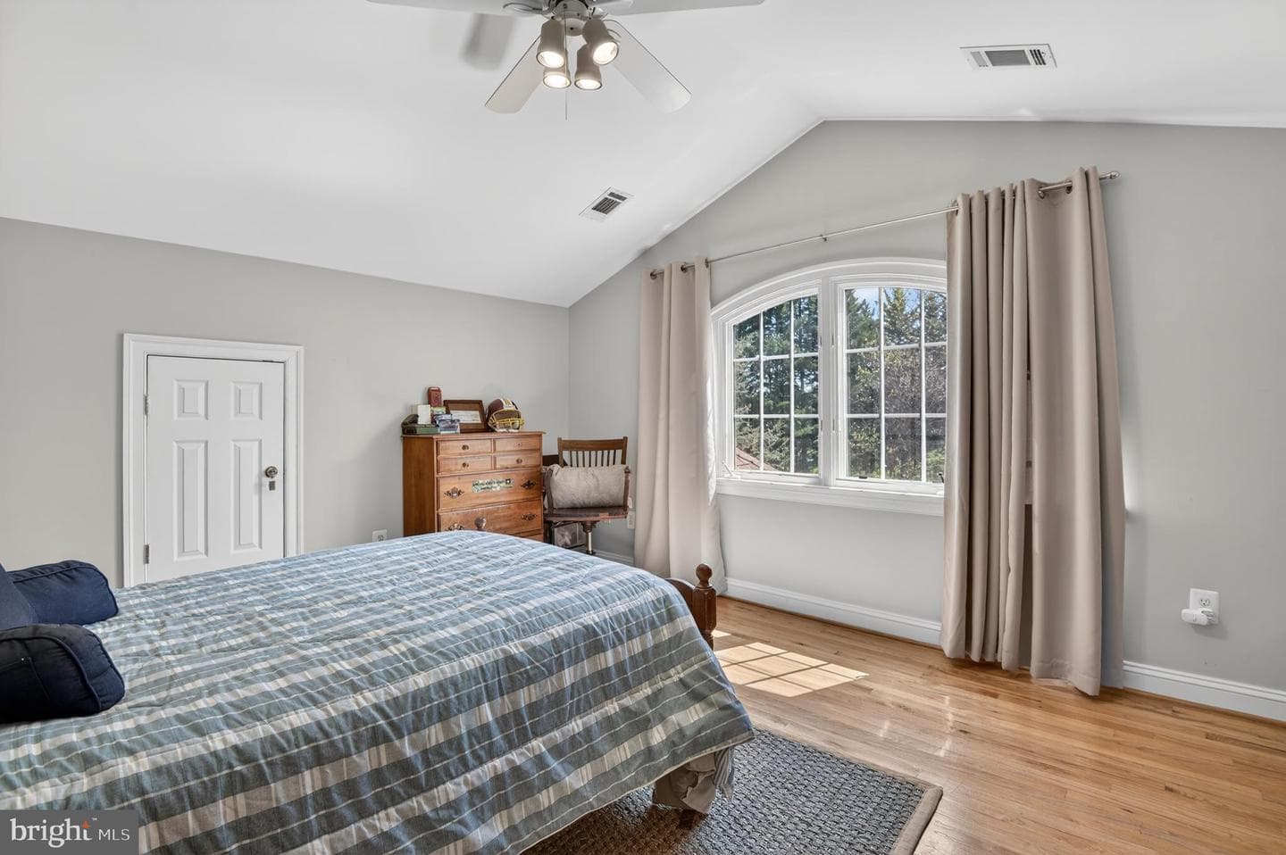 5807 Grosvenor Lane photo 45