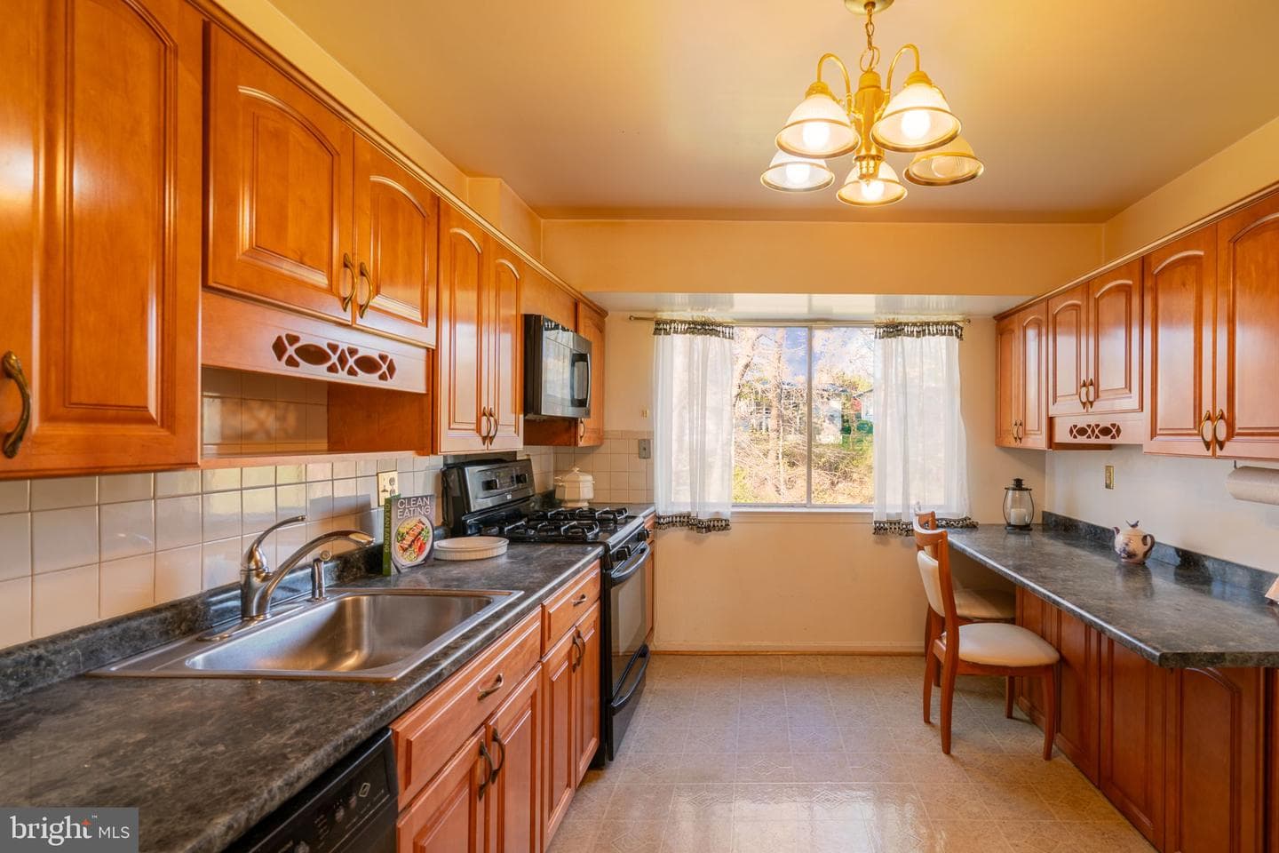 4709 Iris Place photo 6