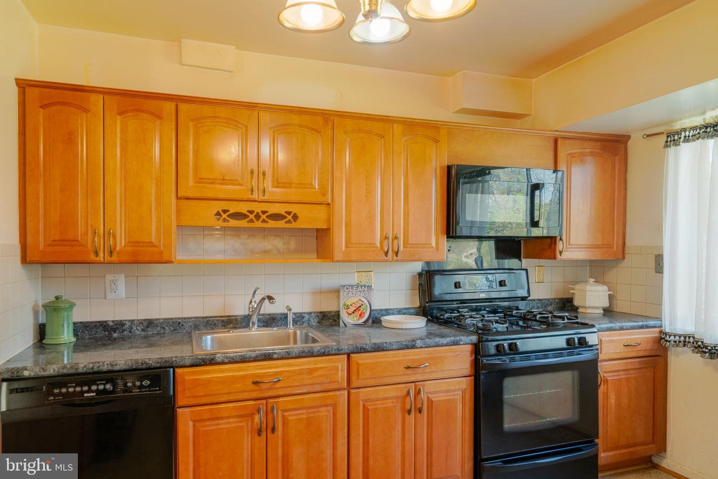 4709 Iris Place photo 9