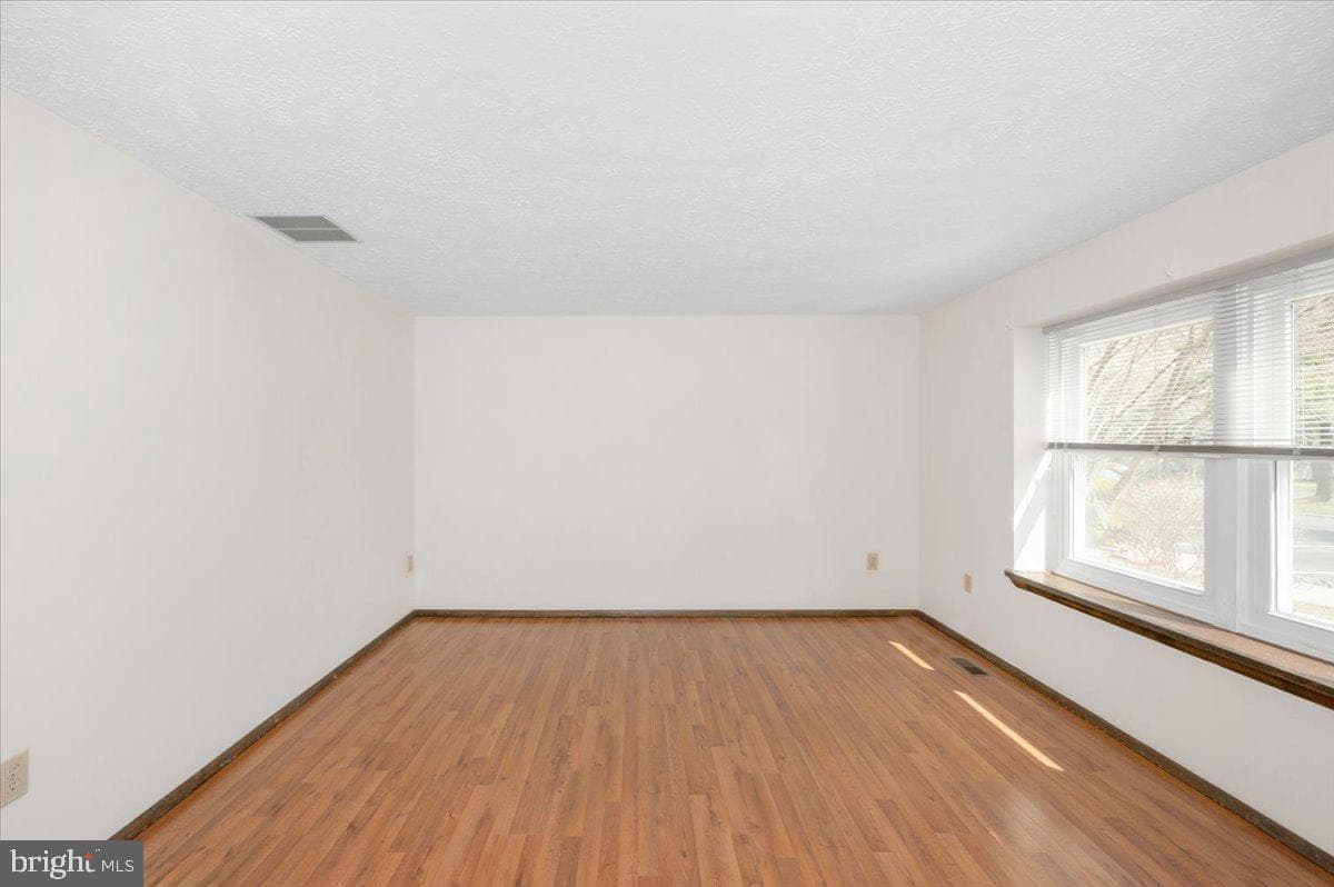 24224 Newbury Road photo 9
