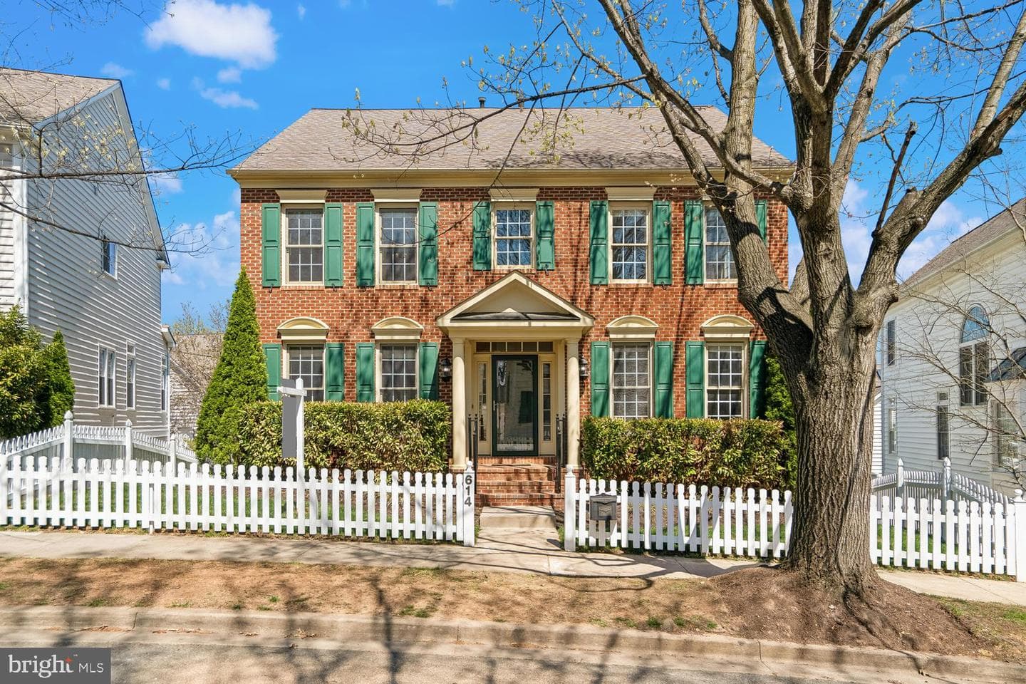 614 Linslade Street