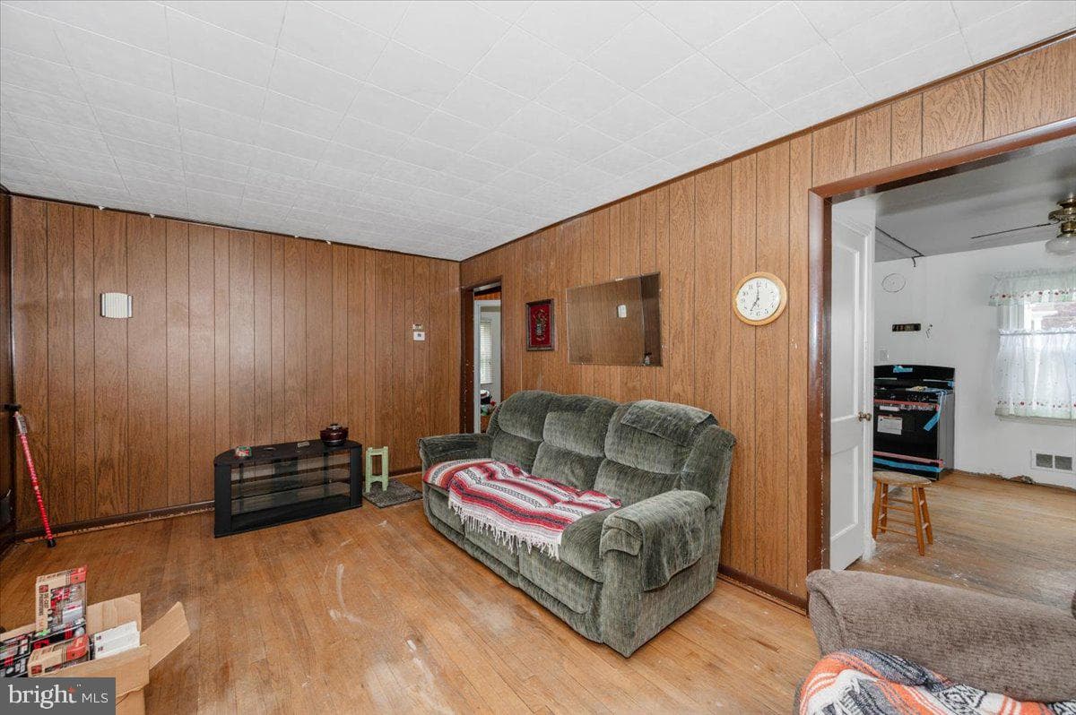 9813 Braddock Road photo 4