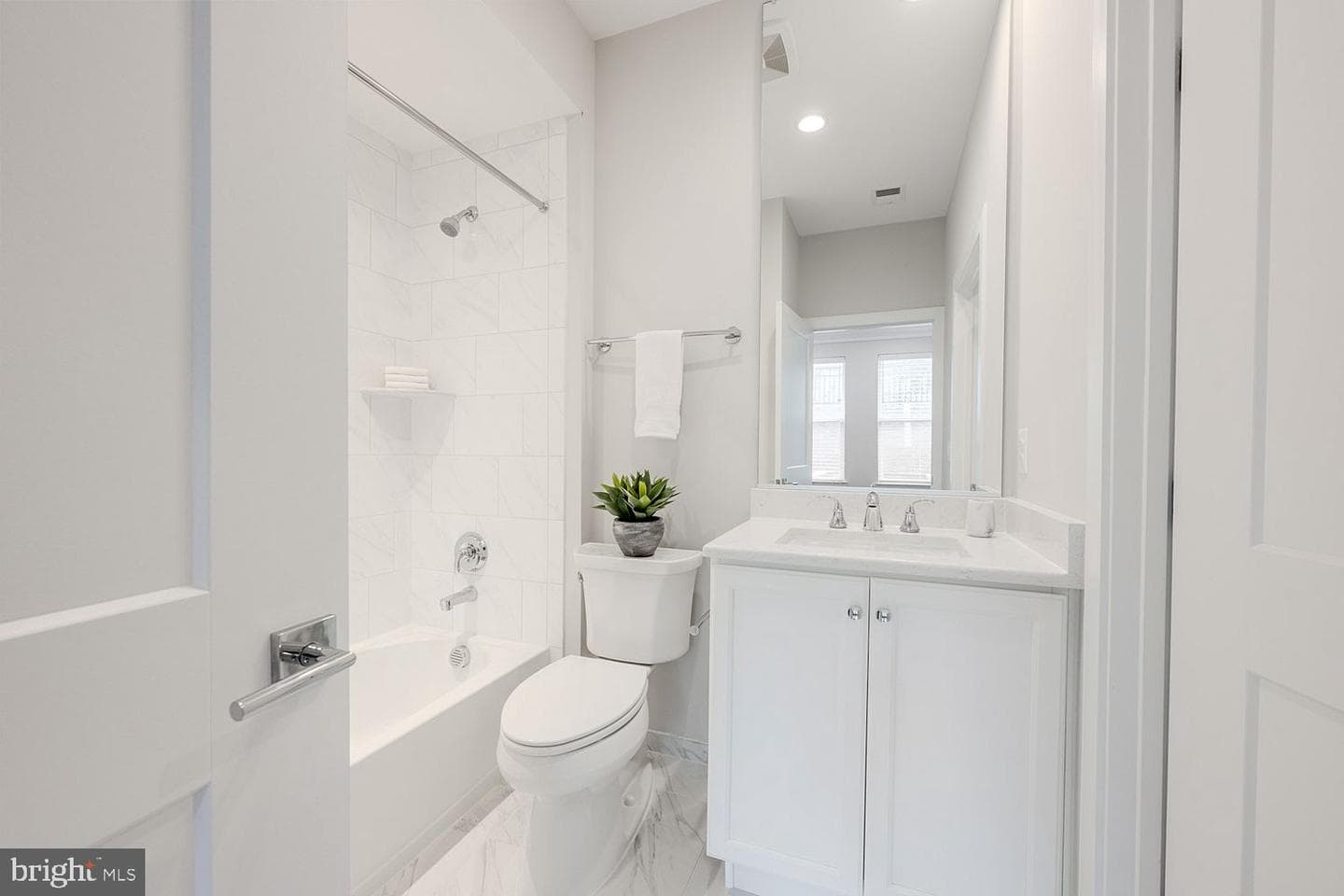 10326 Grosvenor Place photo 25