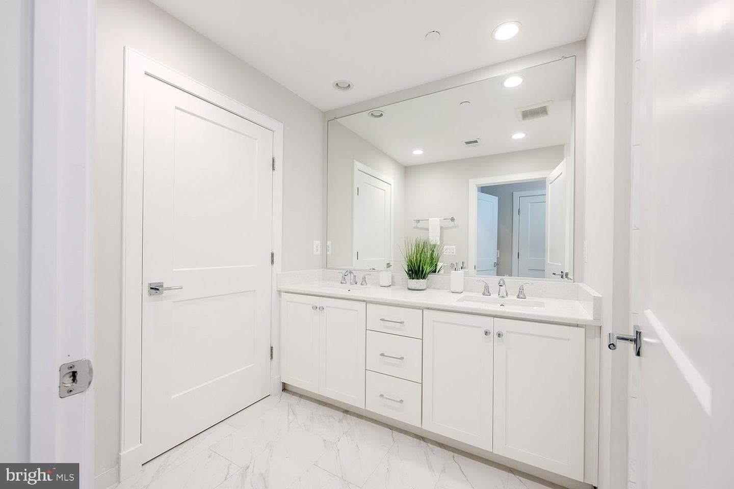 10326 Grosvenor Place photo 32