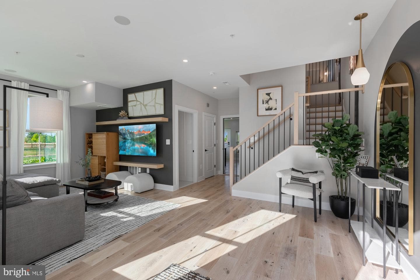 453 Exchange Avenue photo 4
